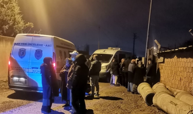 Annesini öldürüp cinayeti babasına itiraf etti