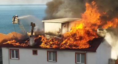 Apartmanın çatısı cayır cayır yandı