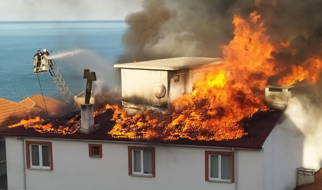 Apartmanın çatısı cayır cayır yandı