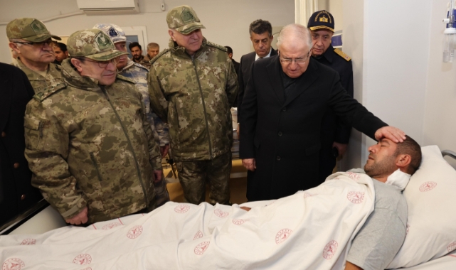 Bakan Güler kahraman mehmetçikleri ziyaret etti