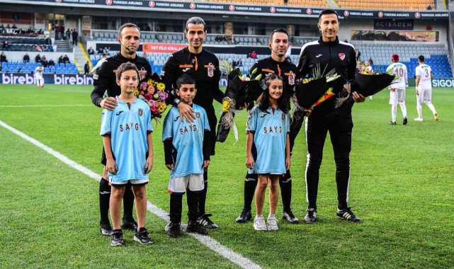 Başakşehir-Sivasspor maçı öncesi çocuklardan hakemlere çiçek takdimi