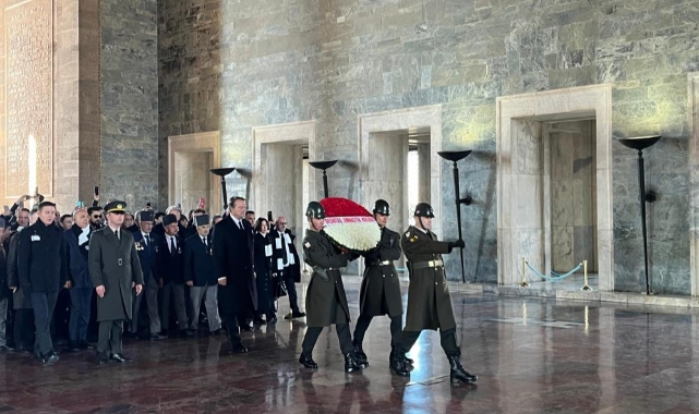 Beşiktaş Başkanı Arat ve beraberindeki heyet, Anıtkabir'i ziyaret etti
