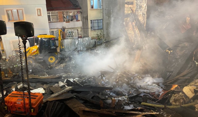 Beyoğlu'nda 3 katlı ahşap binada yangın!1 kişi hayatını kaybetti