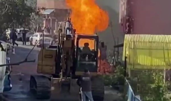 Bina metrelerce yükselen alevlere teslim oldu