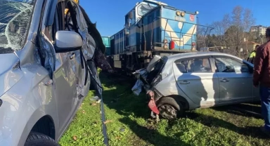 Bir aile dehşeti yaşadı! Tren, otomobili 30 metre sürükledi