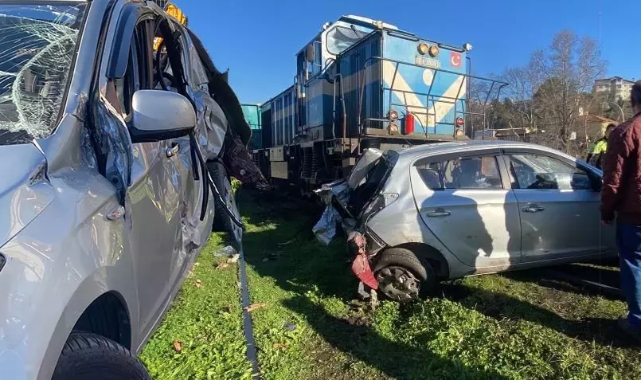 Bir aile dehşeti yaşadı! Tren, otomobili 30 metre sürükledi