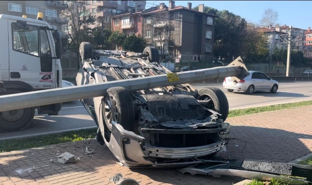 Bursa'da aydınlatma direğine çarpan araç takla attı!