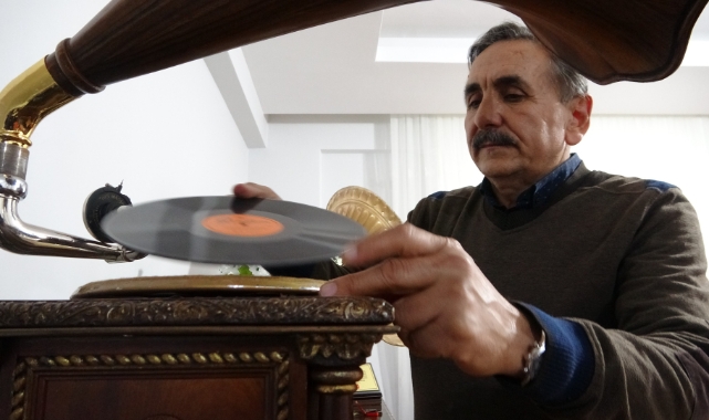 Bursa'da biriktirdiği taş plakla misafirlerini geçmişe götürüyor