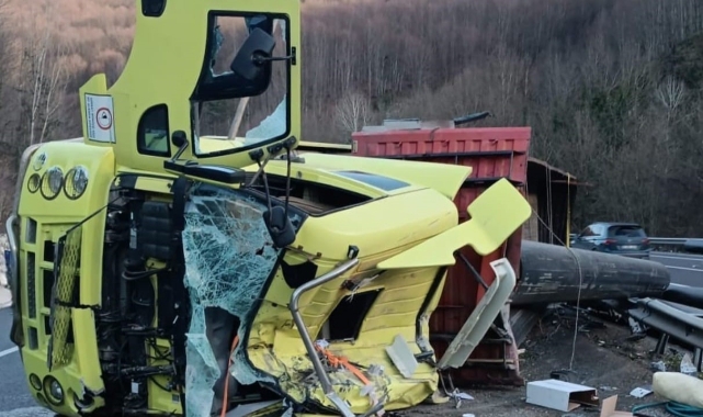 Bursa'da boru yüklü TIR devrildi: 1 yaralı