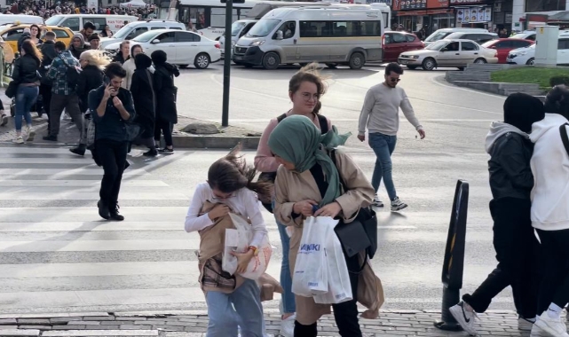 Bursa'da etkili rüzgar vatandaşlara zor anlar yaşattı
