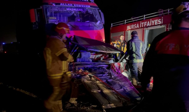 Bursa'da feci kaza! Otomobil 2 TIR'ın arasına sıkıştı!