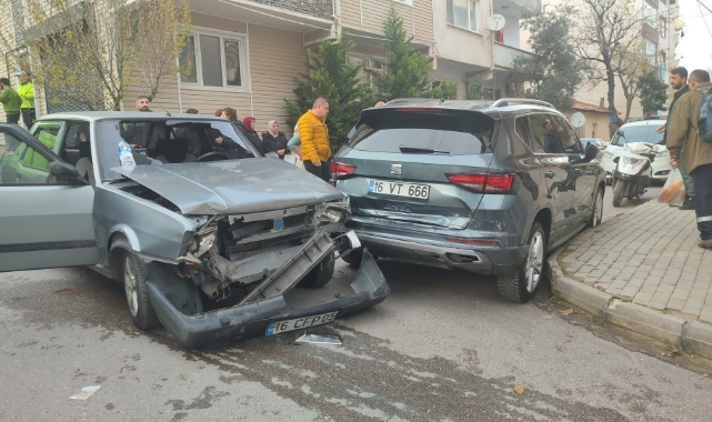 Bursa'da freni boşalan otomobil park halindeki araca çarptı!