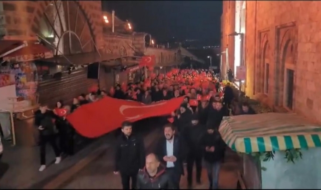Bursa'da gece yarısı şehitleri anma yürüyüşü