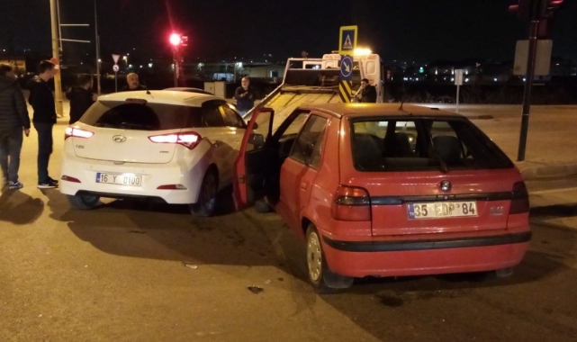 Bursa’da iki araç kafa kafaya çarpıştı: 5 yaralı