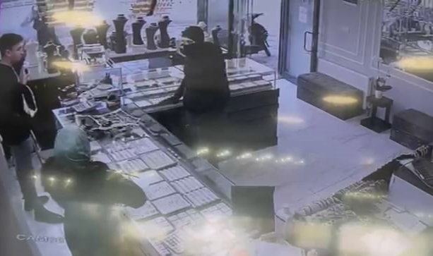 Bursa'da kar maskeli soyguncu 24 saat geçmeden yakalandı