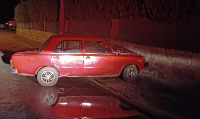 Bursa'da kontrolden çıkan otomobil duvara çarptı!