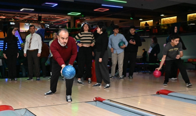 Bursa'da liseliler bowlingle stres atıyor