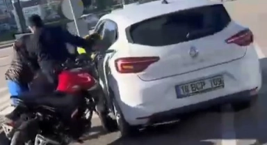 Bursa'da ortalık karıştı! Motosiklet sürücüsünü kaskıyla dövdü
