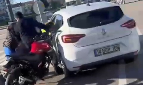 Bursa'da ortalık karıştı! Motosiklet sürücüsünü kaskıyla dövdü
