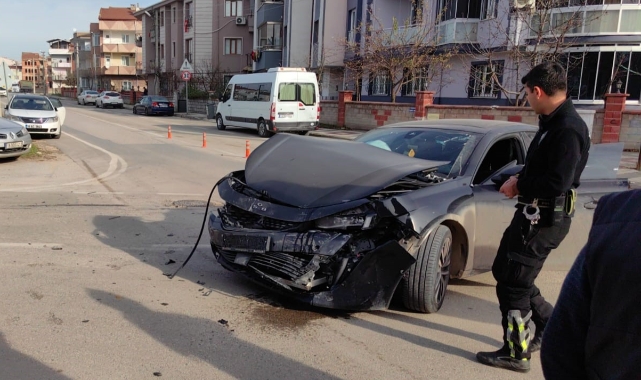 Bursa'da otomobiller çarpıştı! 1 kişi yaralandı