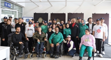 Bursa'da özel bireyler dartta yeteneklerini sergiledi