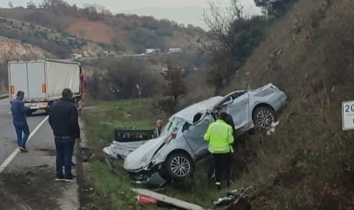 Bursa'da TIR'la çarpışan otomobil şarampole uçtu, 2 kişi yaralandı