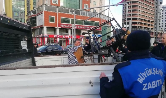 Bursa'da zabıta izinsiz ceviz ve kestane satan seyyar satıcılara göz açtırmadı