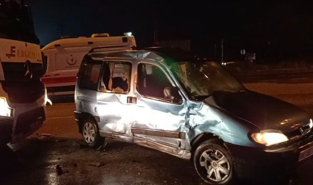 D-100 kara yolunda TIR ve hafif ticari araç çarpıştı