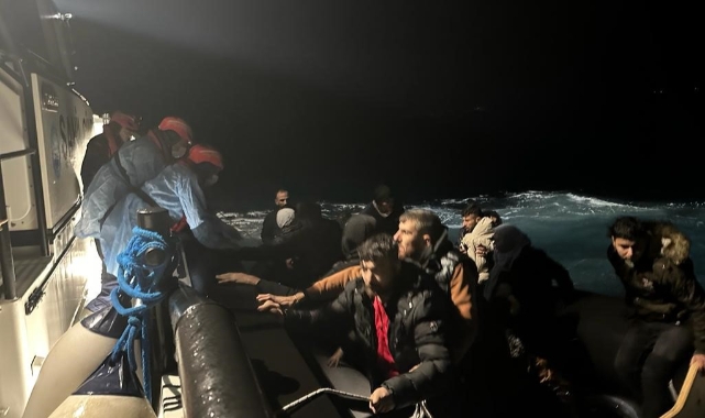 Denizde korkulu anlar! 324 göçmen karaya çıkartıldı