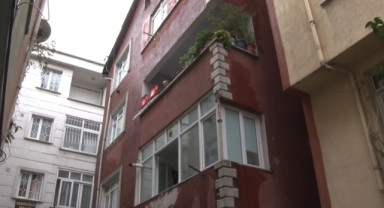 Depremde bir binada hasar oluştu! Vatandaşlar tedirgin