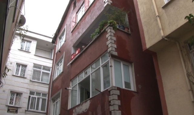 Depremde bir binada hasar oluştu! Vatandaşlar tedirgin