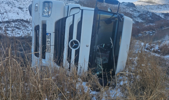 Devrilen TIR'ın sürücüsü hayatını kaybetti