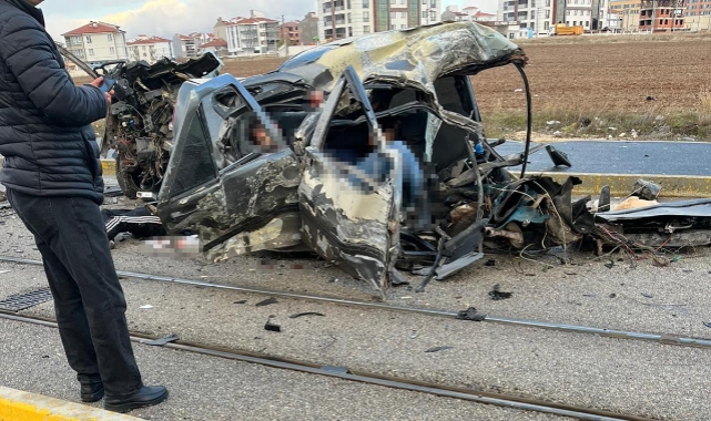 Direğe çarpan araç ikiye bölündü: 1 ölü, 3 yaralı!