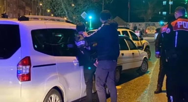 'Dur' ihtarına uymayan sürücü, otomobiliyle polis aracına çarptı!