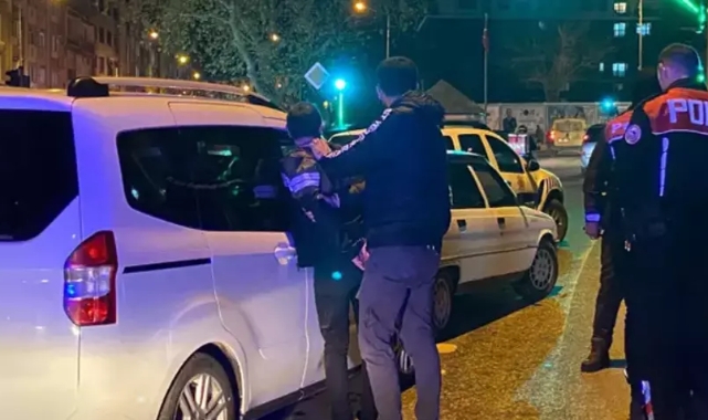 'Dur' ihtarına uymayan sürücü, otomobiliyle polis aracına çarptı!