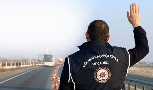 Düzensiz göçmenler yakalanarak sınır dışı edildi