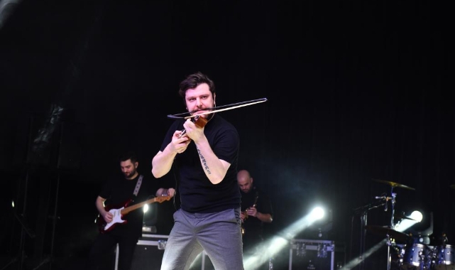 Ekin Uzunlar kemençe performansıyla dinleyicileri büyüledi