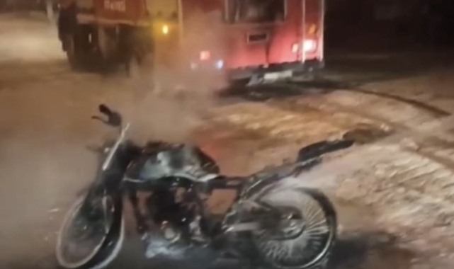 Elazığ'da seyir halindeki motosiklet yandı