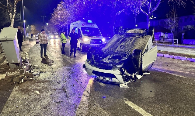 Elektrik panosuna çarpan otomobil ters döndü