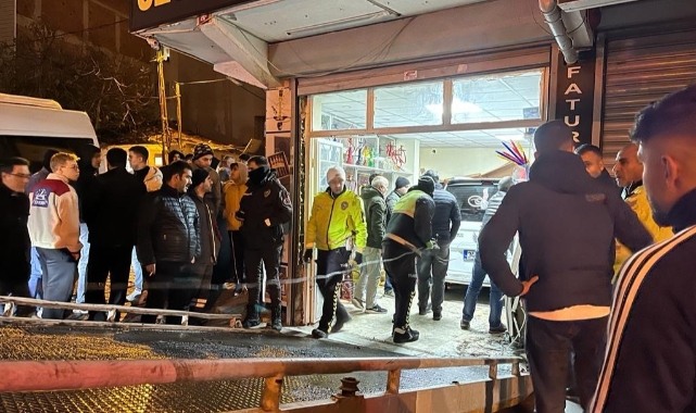 Esenyurt’ta araç tütüncü dükkanına girdi: 2 yaralı