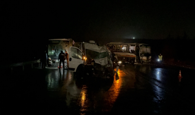 Eskişehir'de 2 belediye otobüsü ile 1 karavan çarpıştı