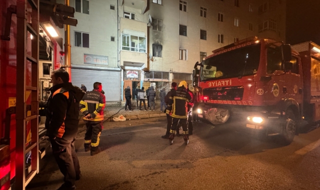Evde çıkan yangında 4 kişi dumandan etkilendi