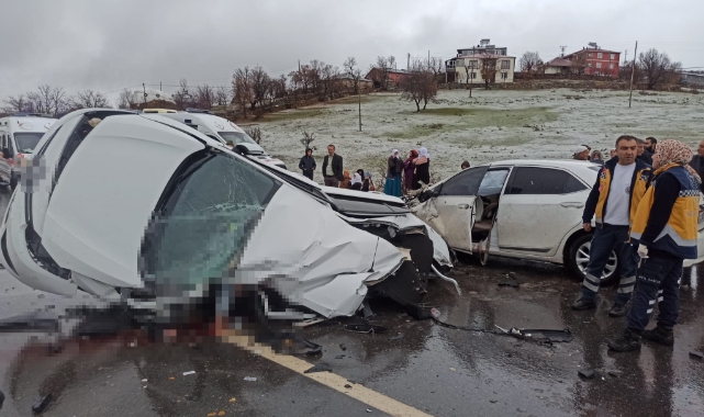 Araç hurdaya döndü! 1 ölü, 4 yaralı
