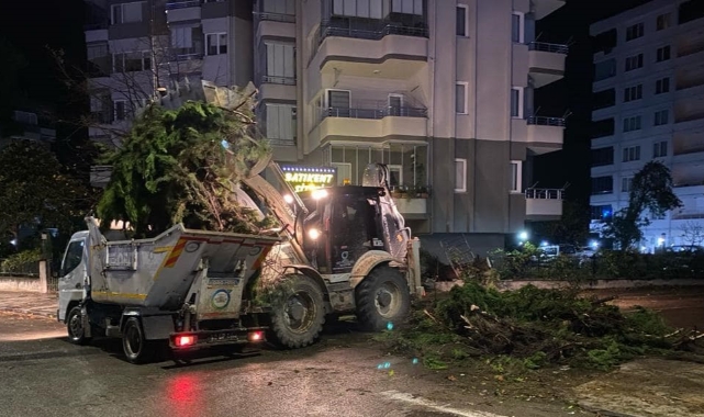 Fırtına Ordu'yu esir aldı! 12 çatı uçtu