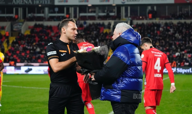 Futbolculardan hakeme saldırıya alkışlı protesto