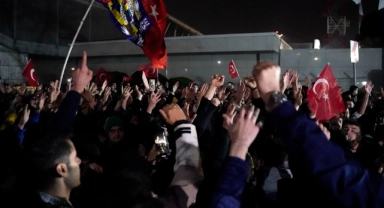 Galatasaray ve Fenerbahçe yurda döndü!