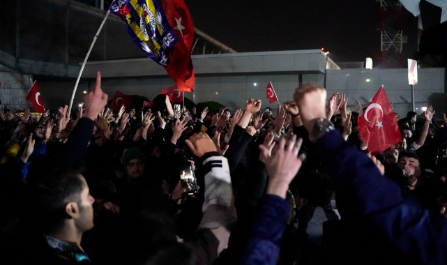 Galatasaray ve Fenerbahçe yurda döndü!