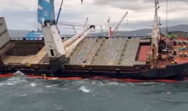 Gemlik limanında yan yatan gemi kurtarıldı