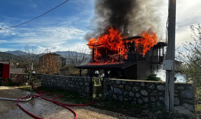 Gemlik'te iki katlı ev alevlere teslim