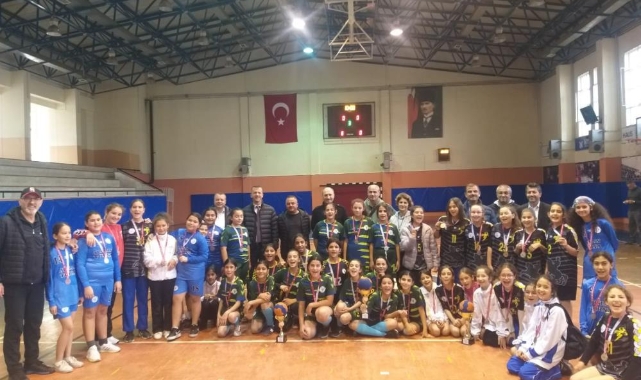 Hentbol turnuvası sona erdi, şampiyonlar madalyalarına kavuştu